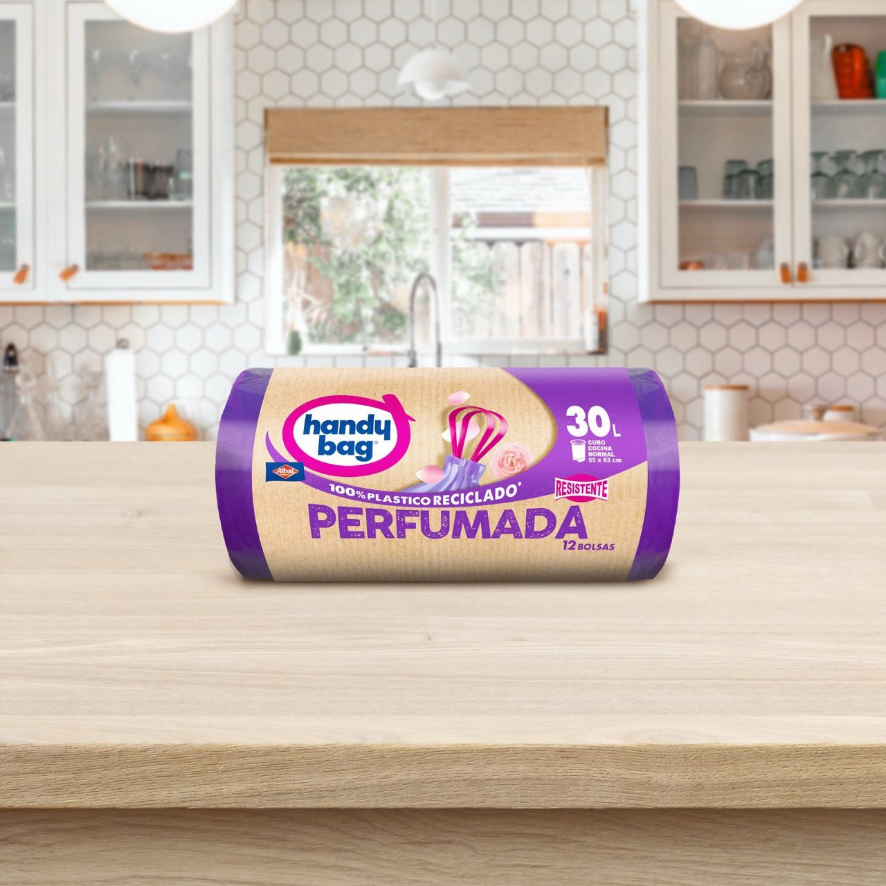 Rollo de bolsas de basura Handybag perfumadas de 30 litros en primer plano sobre fondo de cocina