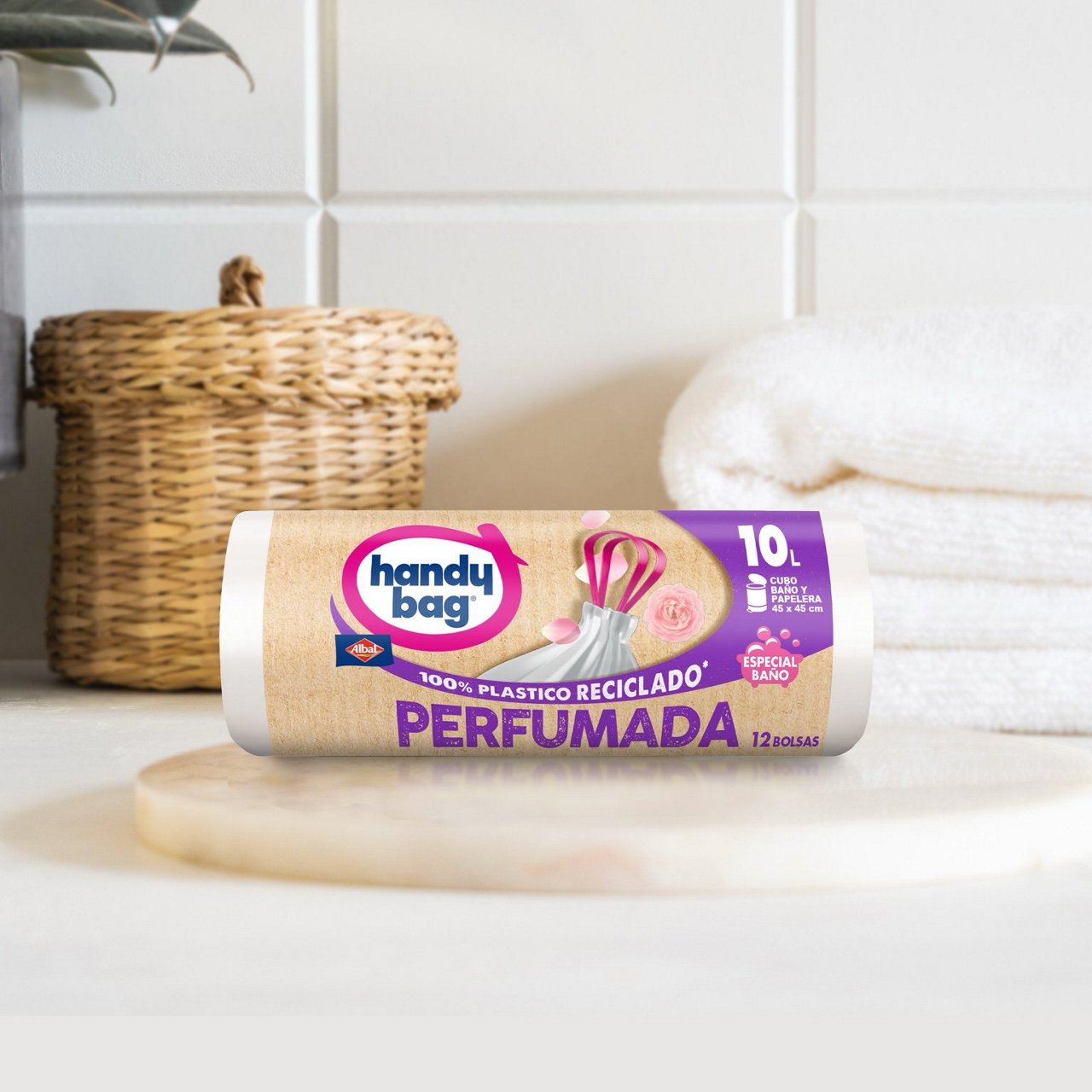 Rollo de bolsa de basura Handybag perfumada sobre una tabla de baño