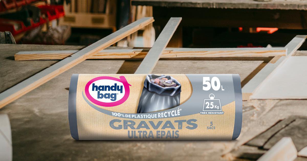 Rouleau de sacs poubelle Handybag pour gravats mis en scène dans un atelier de chantier