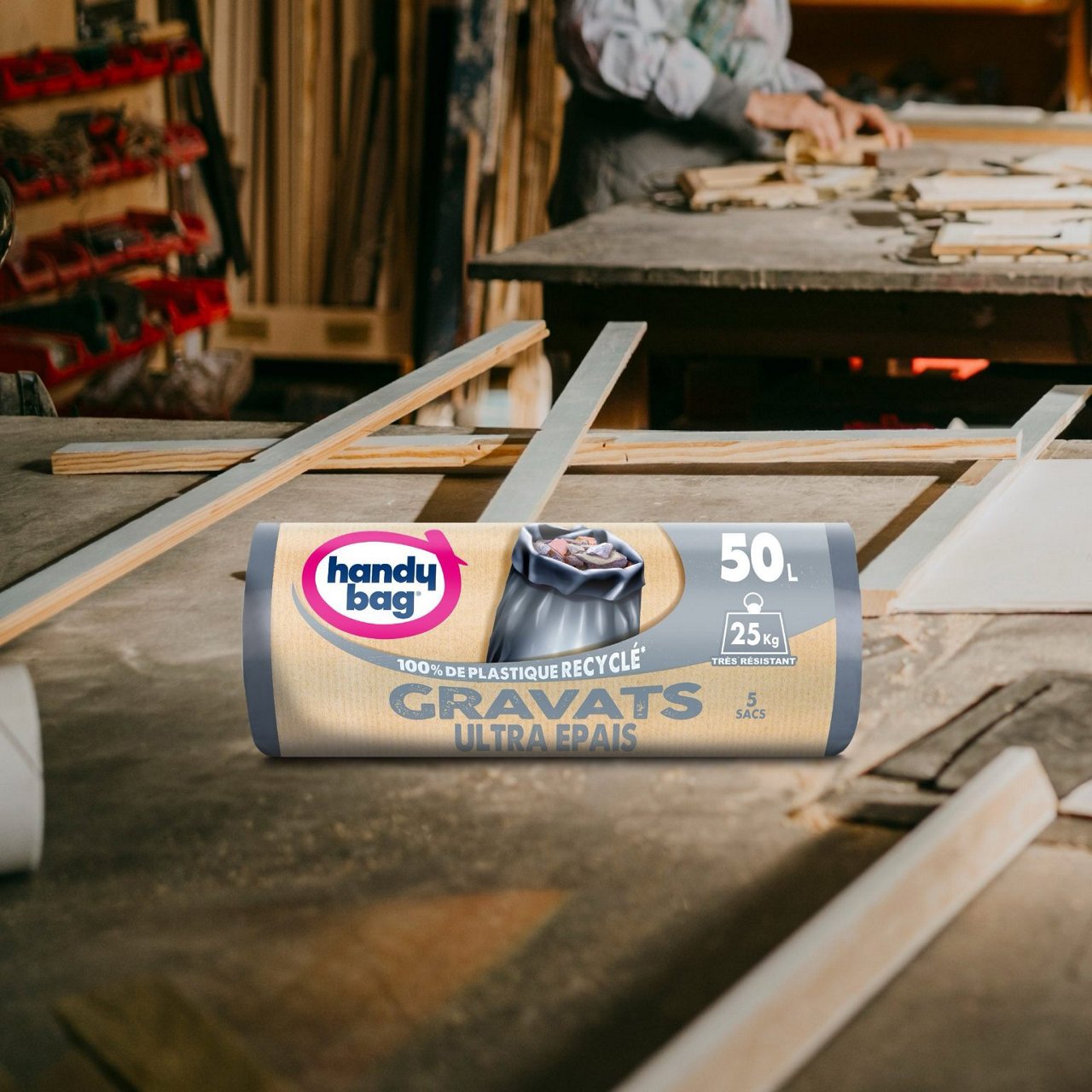 Rouleau de sacs poubelle Handybag pour gravats mis en scène dans un atelier de chantier