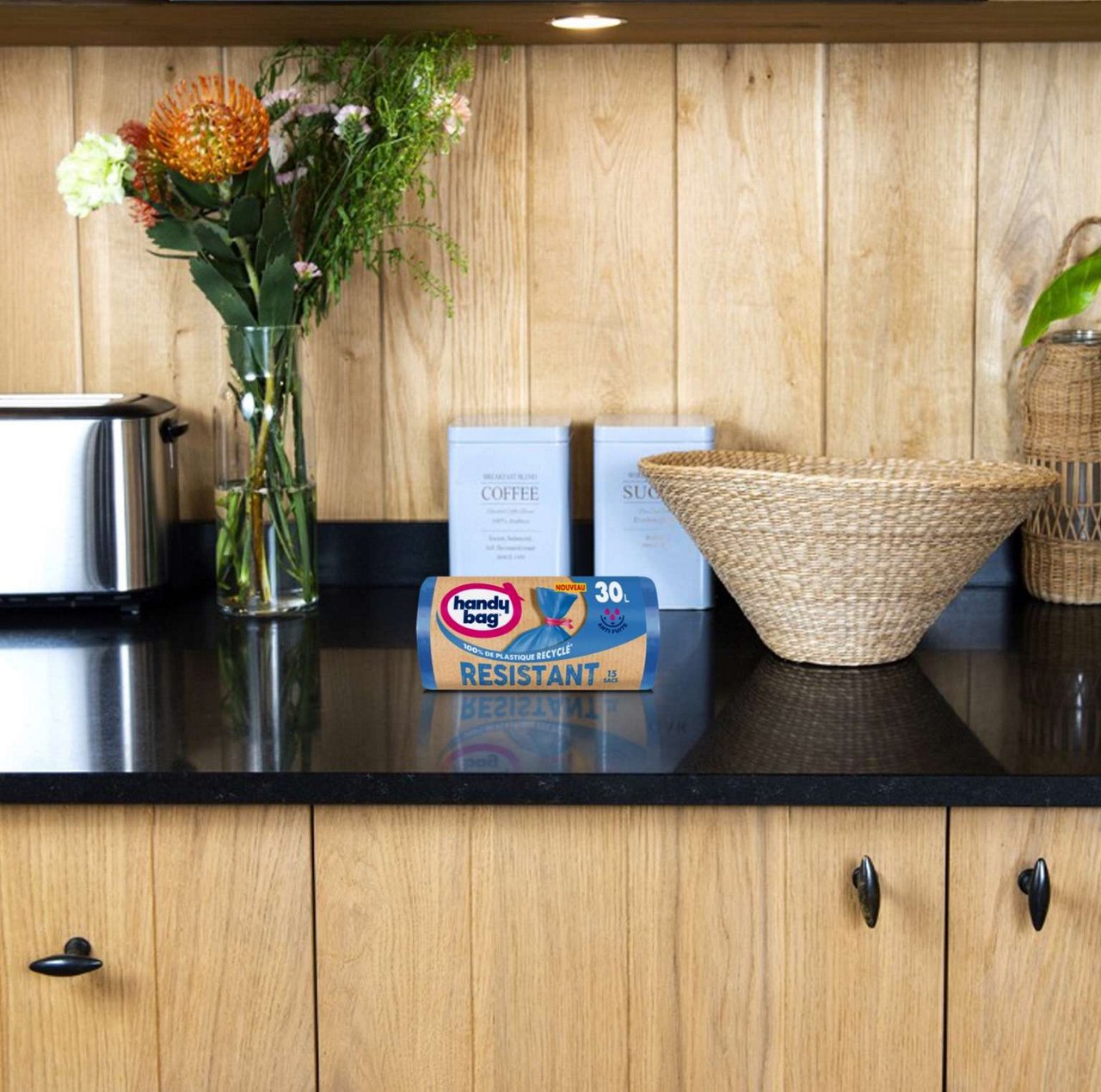 Rouleau de sacs poubelle Handybag mis en scène dans cuisine déco
