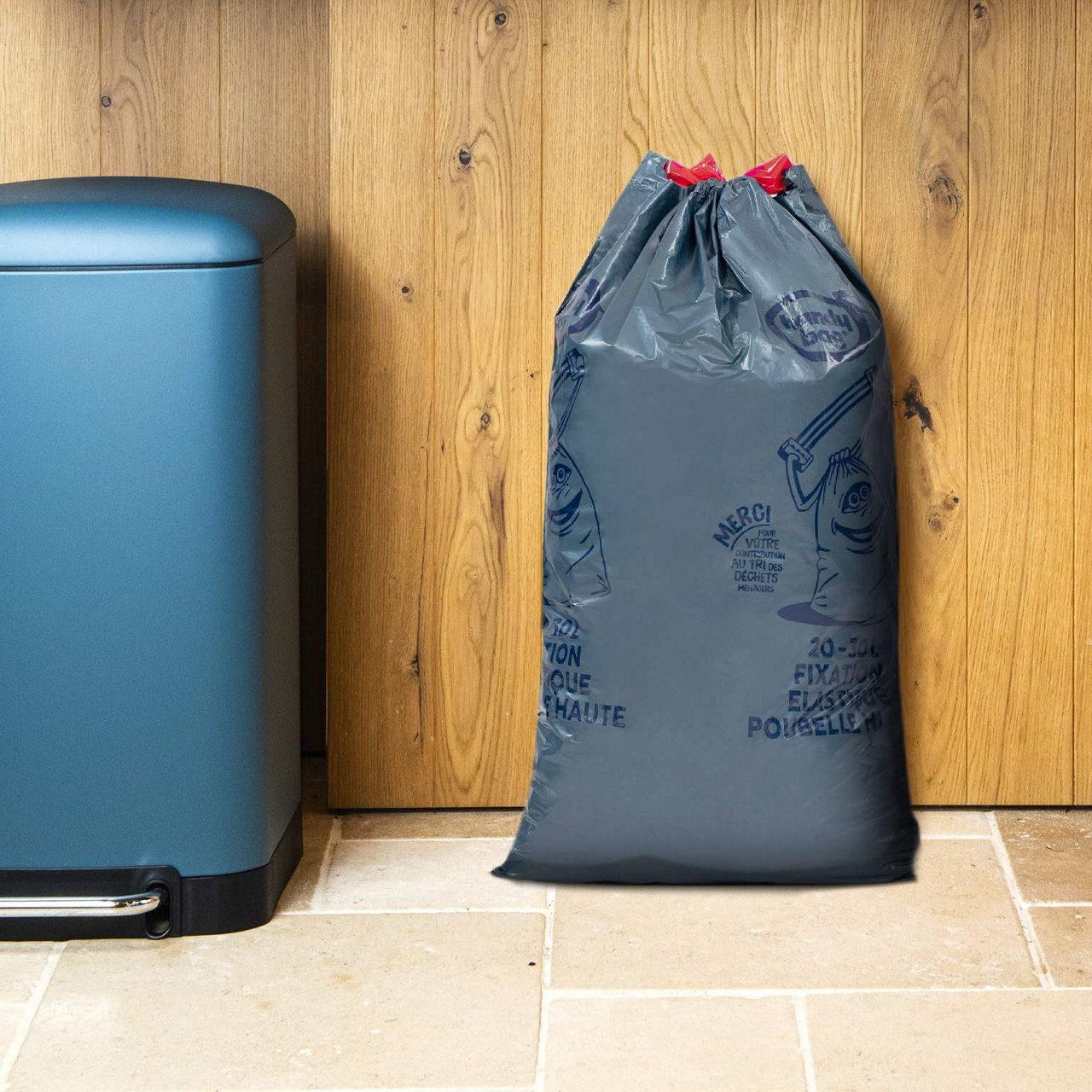 Rouleau de sacs poubelle Handybag posé sur plan de travail cuisine