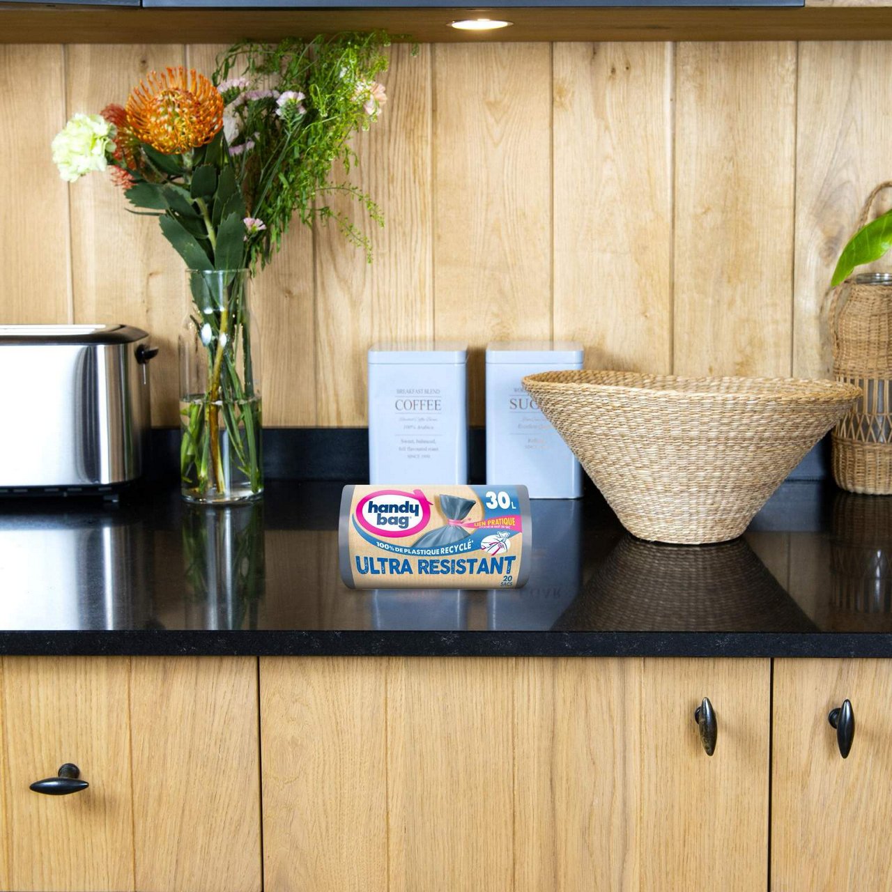 Rouleau de sacs poubelle ultra resistant sur un plan de travail