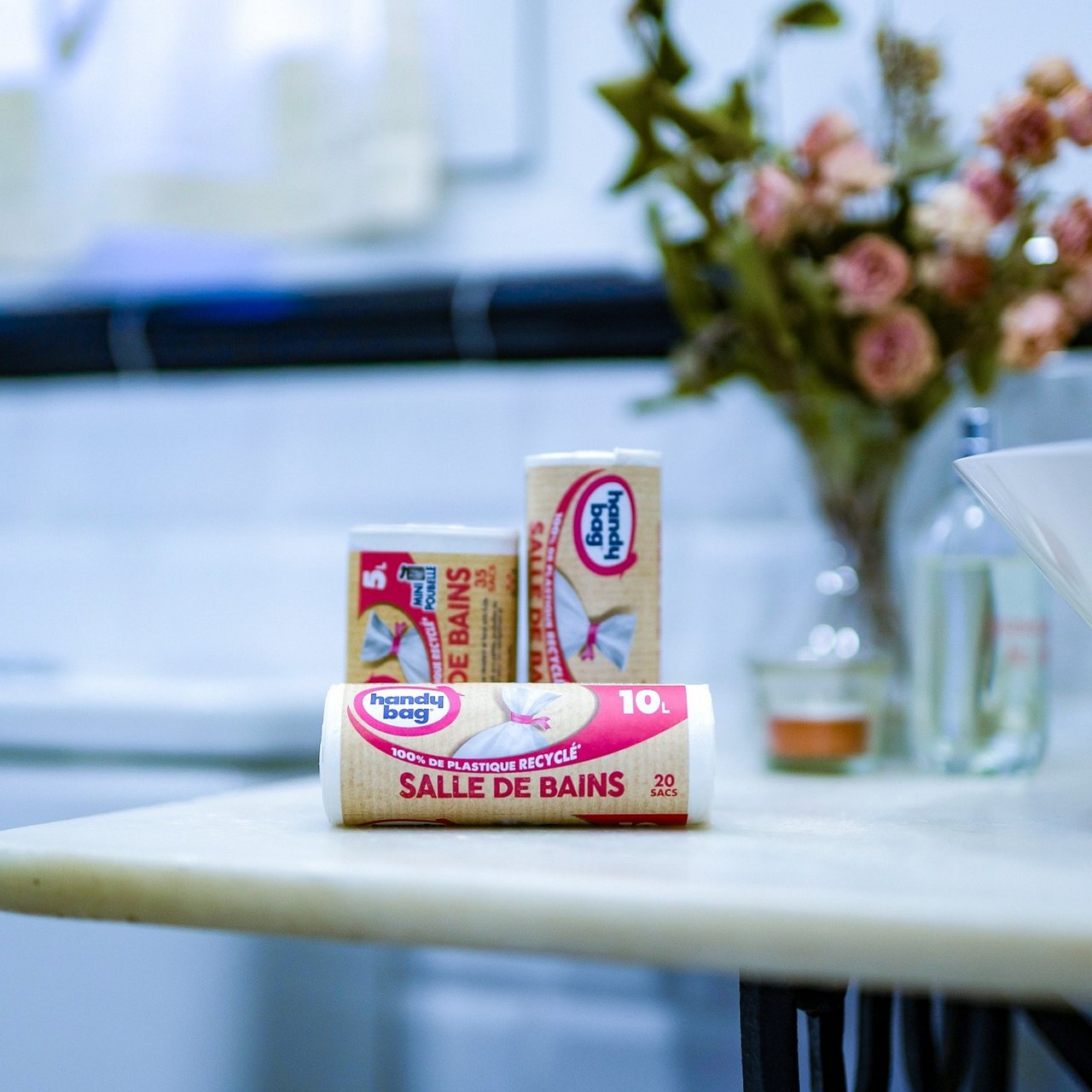 Rouleaux de sacs Handy Bag salle de bains posés près d’un lavabo