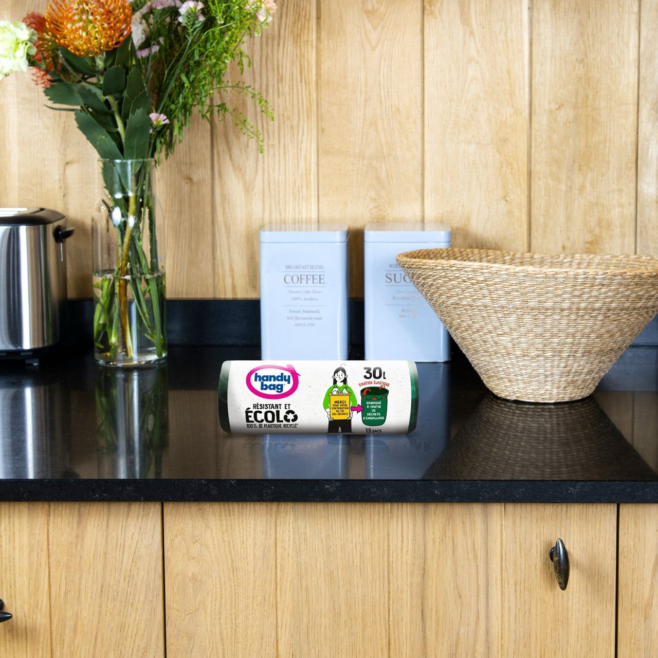 Sac poubelle Handybag écologique à fixations élastiques en cuisine
