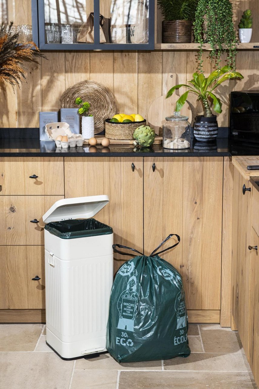 Sac poubelle Handybag écolo avec poignées coulissantes dans un contexte de cuisine