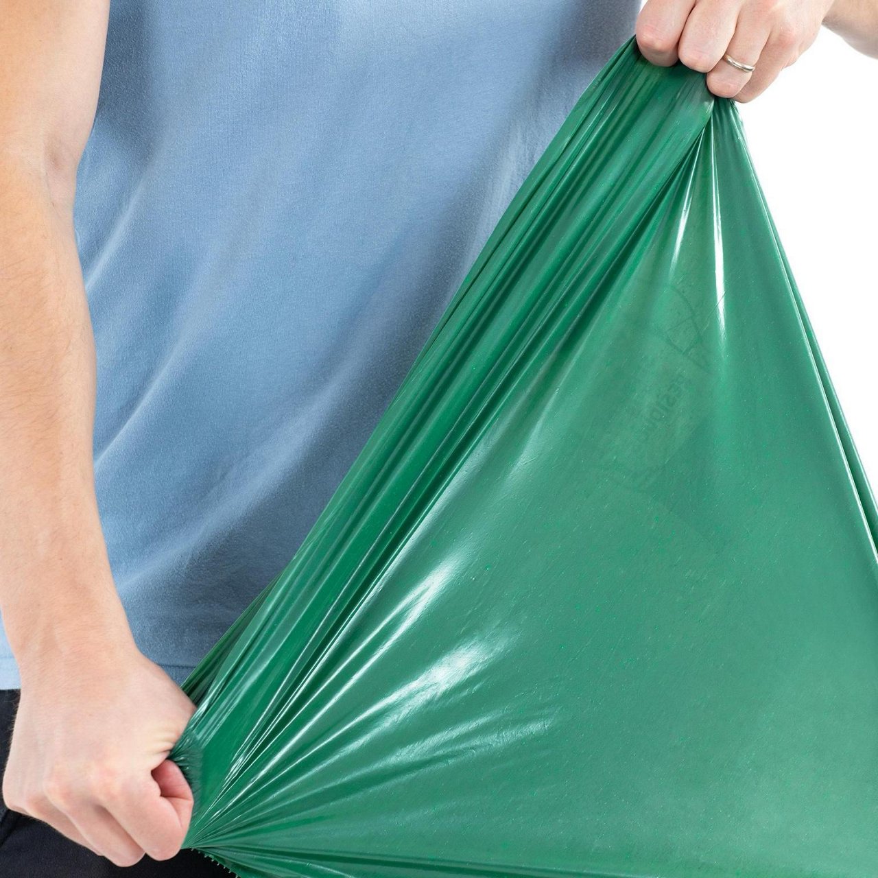 Gros plan d’un sac poubelle Handybag écolo avec poignées coulissantes
