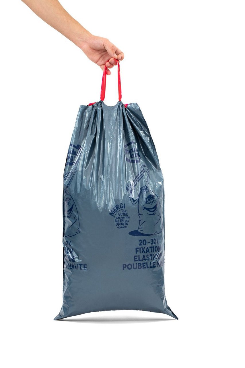 Sac poubelle Handybag avec fixation élastique tenu en main
