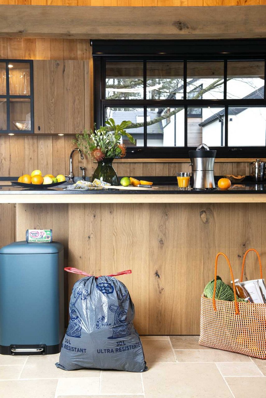 Sac poubelle Handybag à poignées coulissantes dans une cuisine