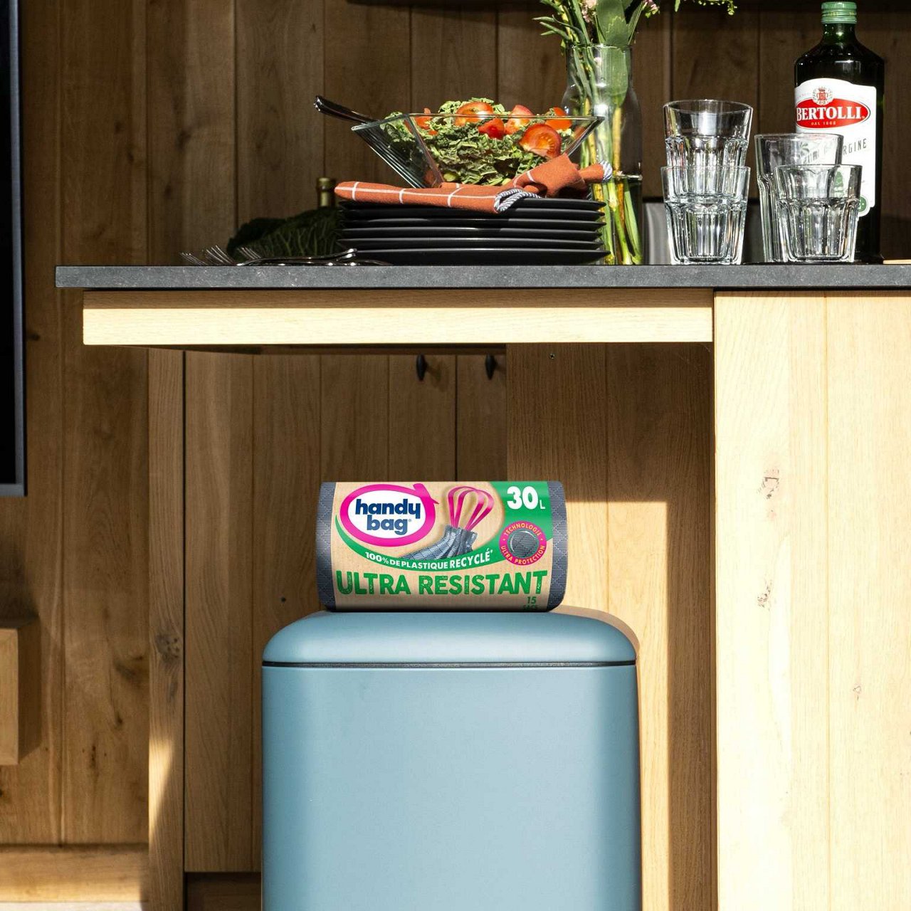 Sac poubelle Handybag à poignées coulissantes rempli et fermé