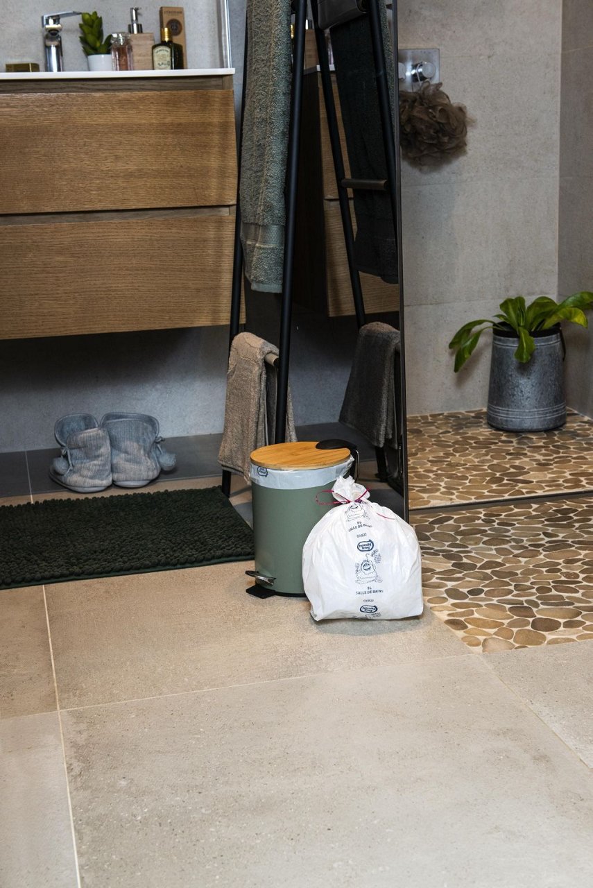 Sac poubelle Handybag dans une ambiance de salle de bain moderne
