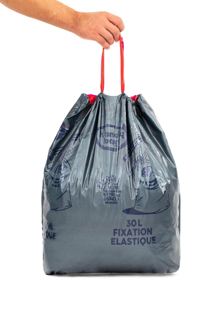 Main tenant un sac poubelle Handybag avec fixation élastique