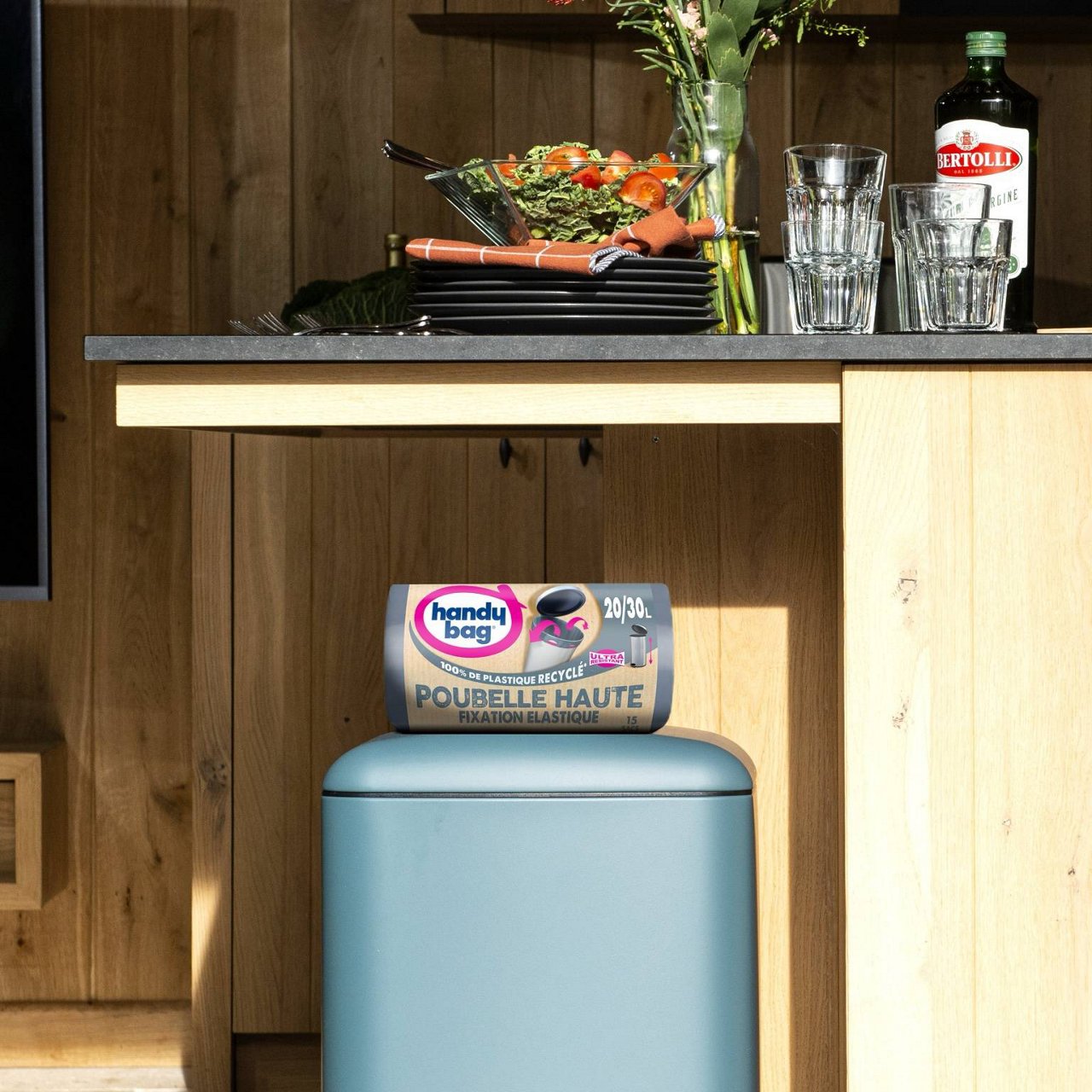 Sac poubelle Handybag plein posé à côté de la poubelle