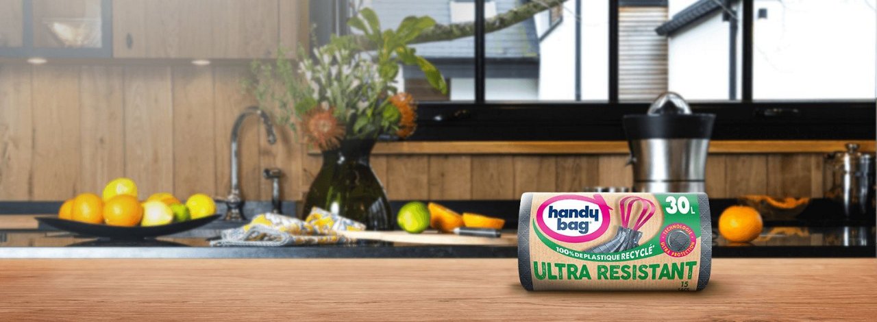 Rouleau de sacs-poubelle Handybag 30 L ultra résistant en 100 % plastique recyclé posé sur un plan de travail de cuisine