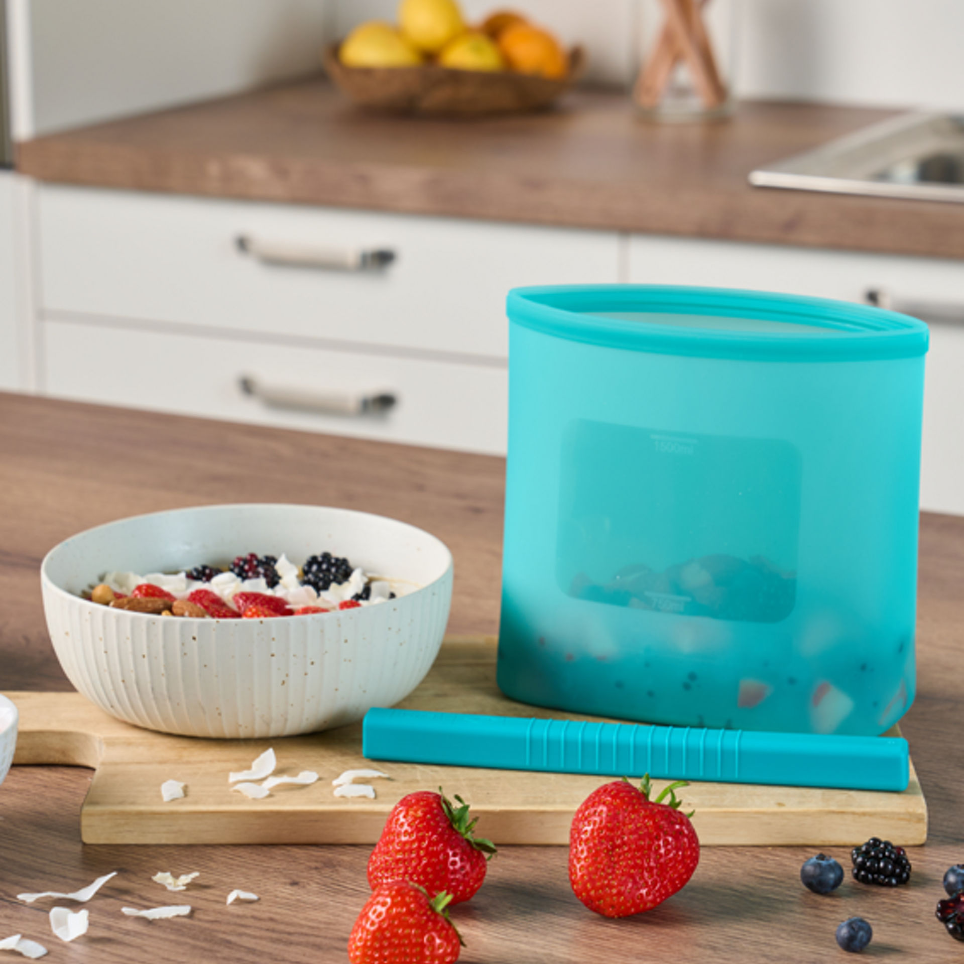 Sac en silicone Albal rempli de fruits rouges pour préparation de topping d'un bol de porridge