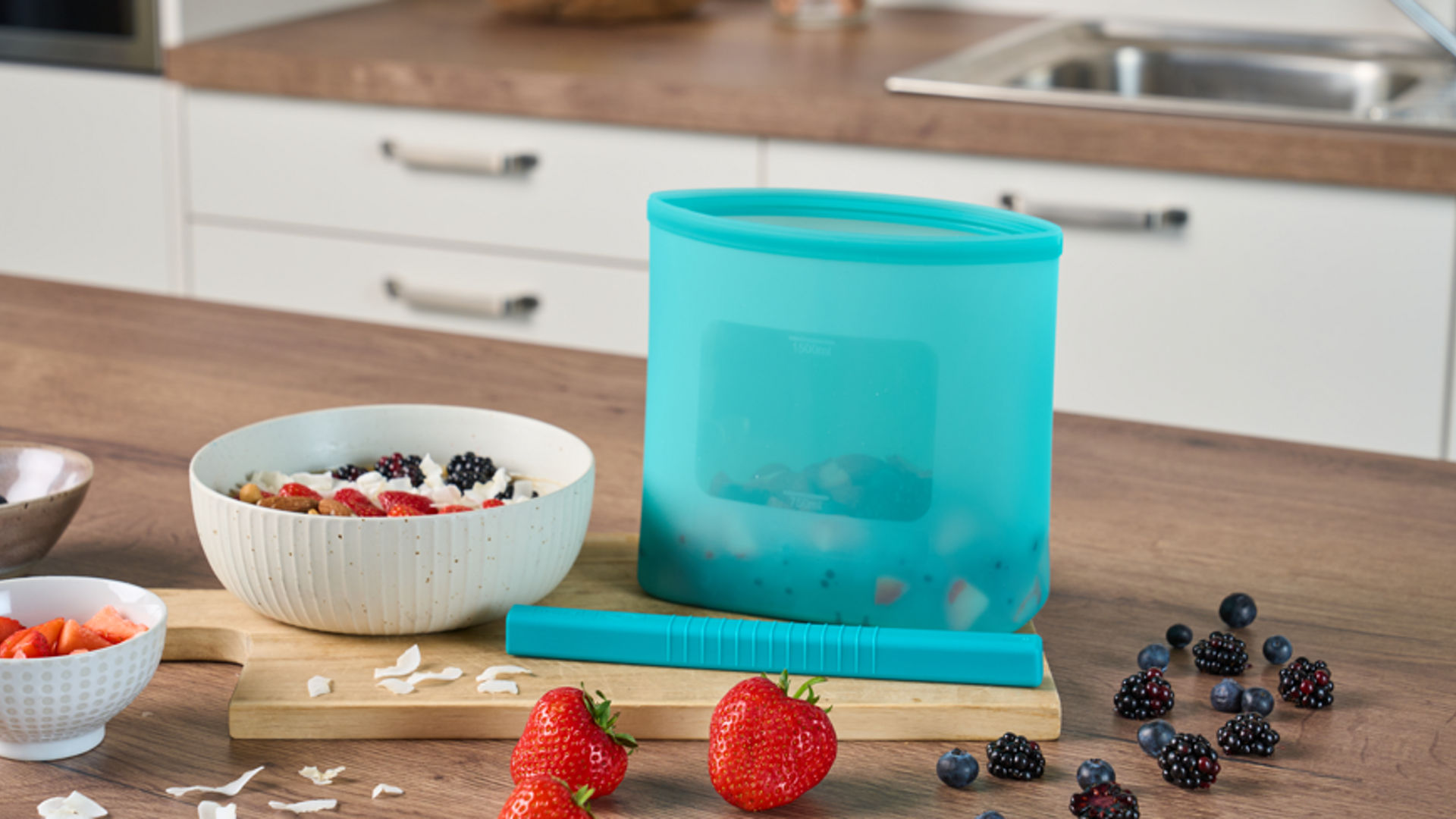 Sac en silicone Albal rempli de fruits rouges pour préparation de topping d'un bol de porridge