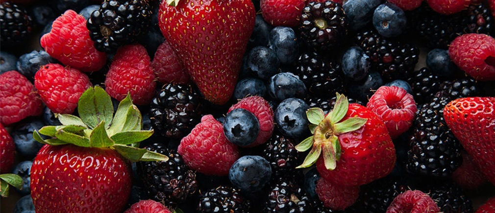 Betterave rouge coupée au couteau sur une planche en bois