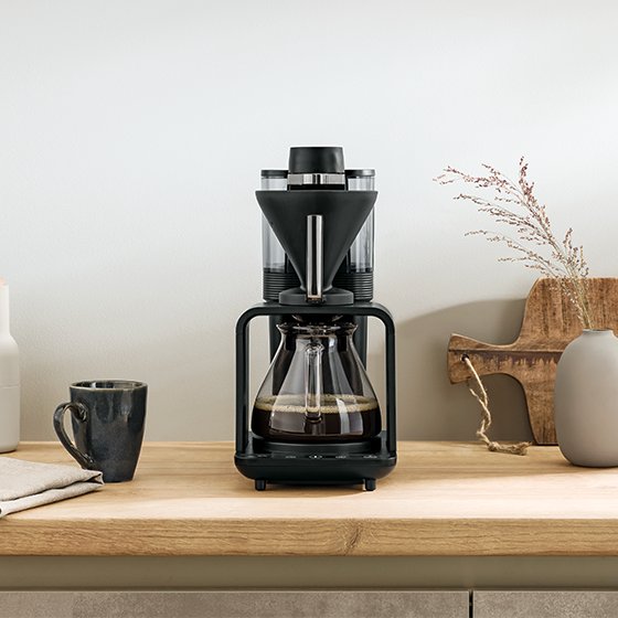 Melitta® epour Filter Coffee Maker 6772304 – placed on a wooden kitchen counter with decor in the background