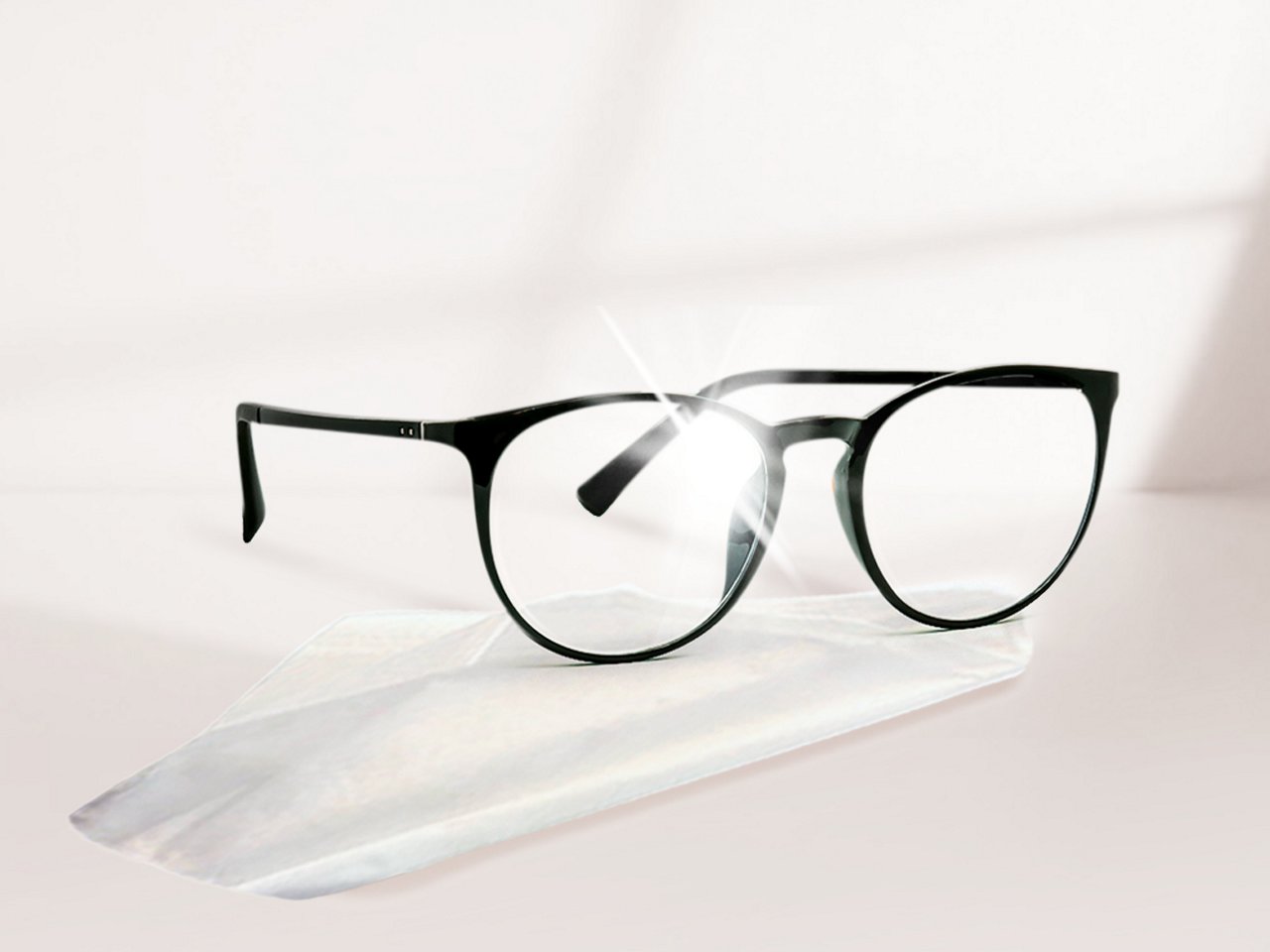 Brille liegt auf einem Swirl Brillenputztuch