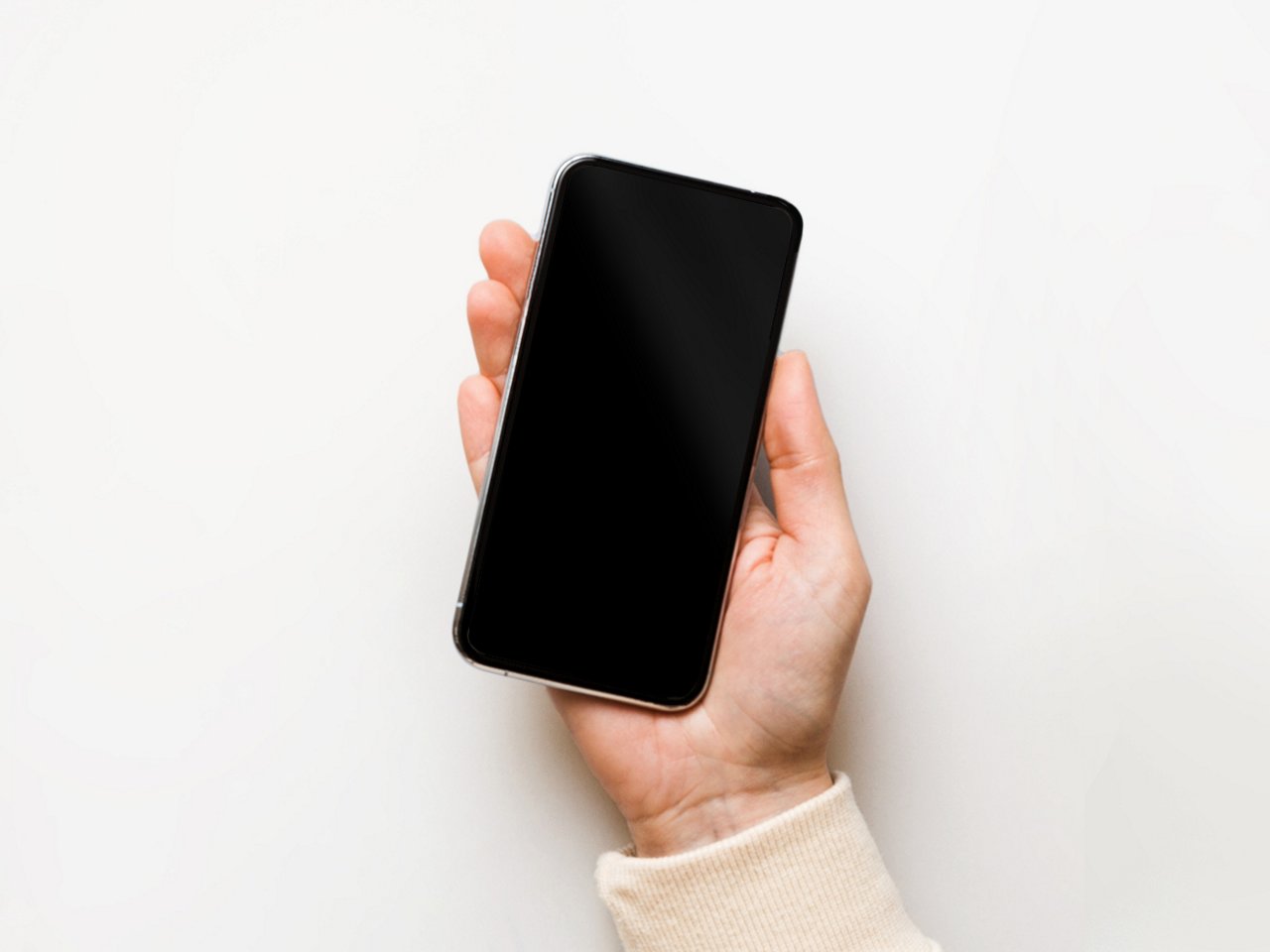 Hand hält ein Smartphone