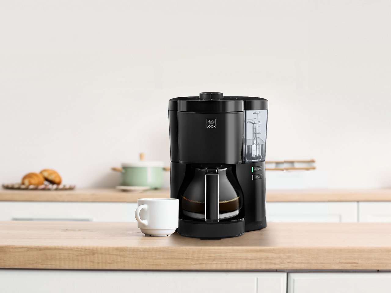Melitta Filterkaffeemaschine und Kaffeetasse stehen auf einem Küchentresen