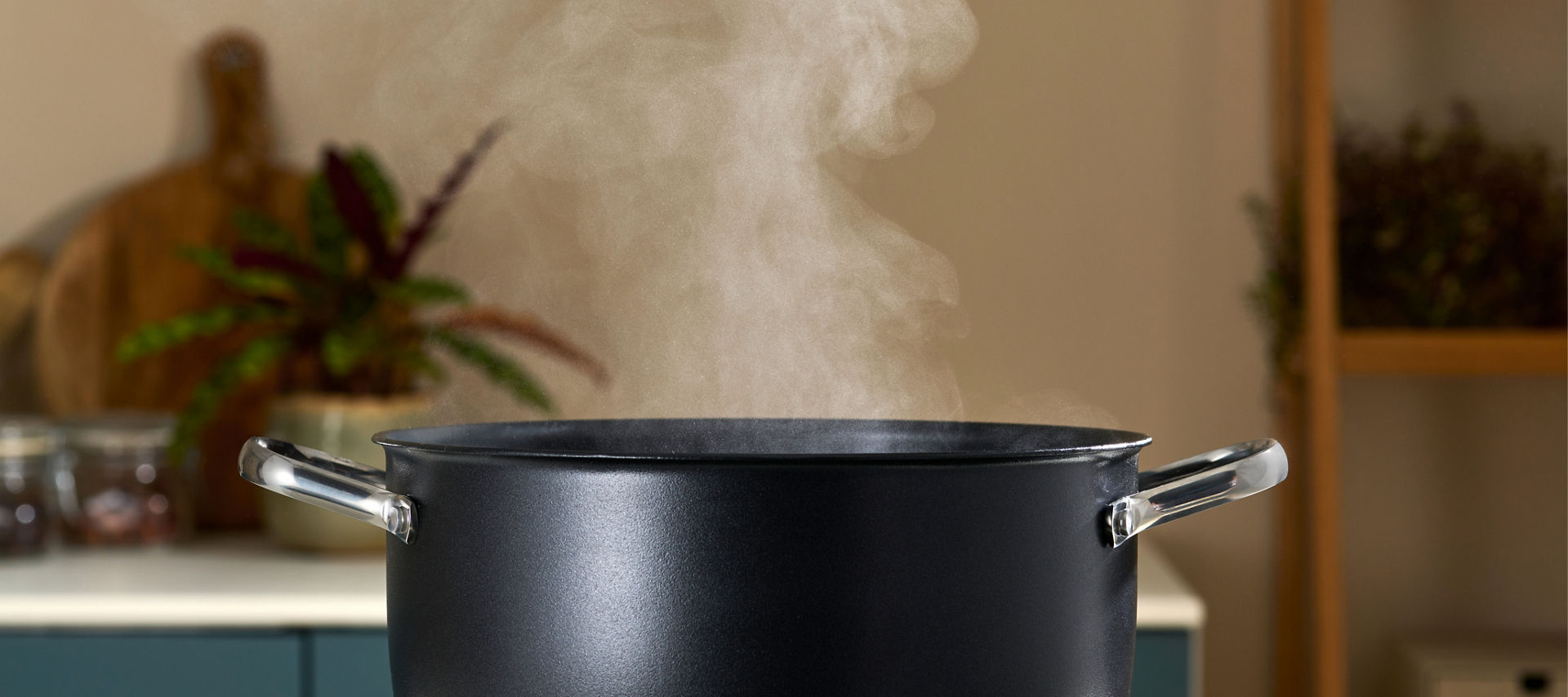 Dampf steigt aus einem Kochtopf auf