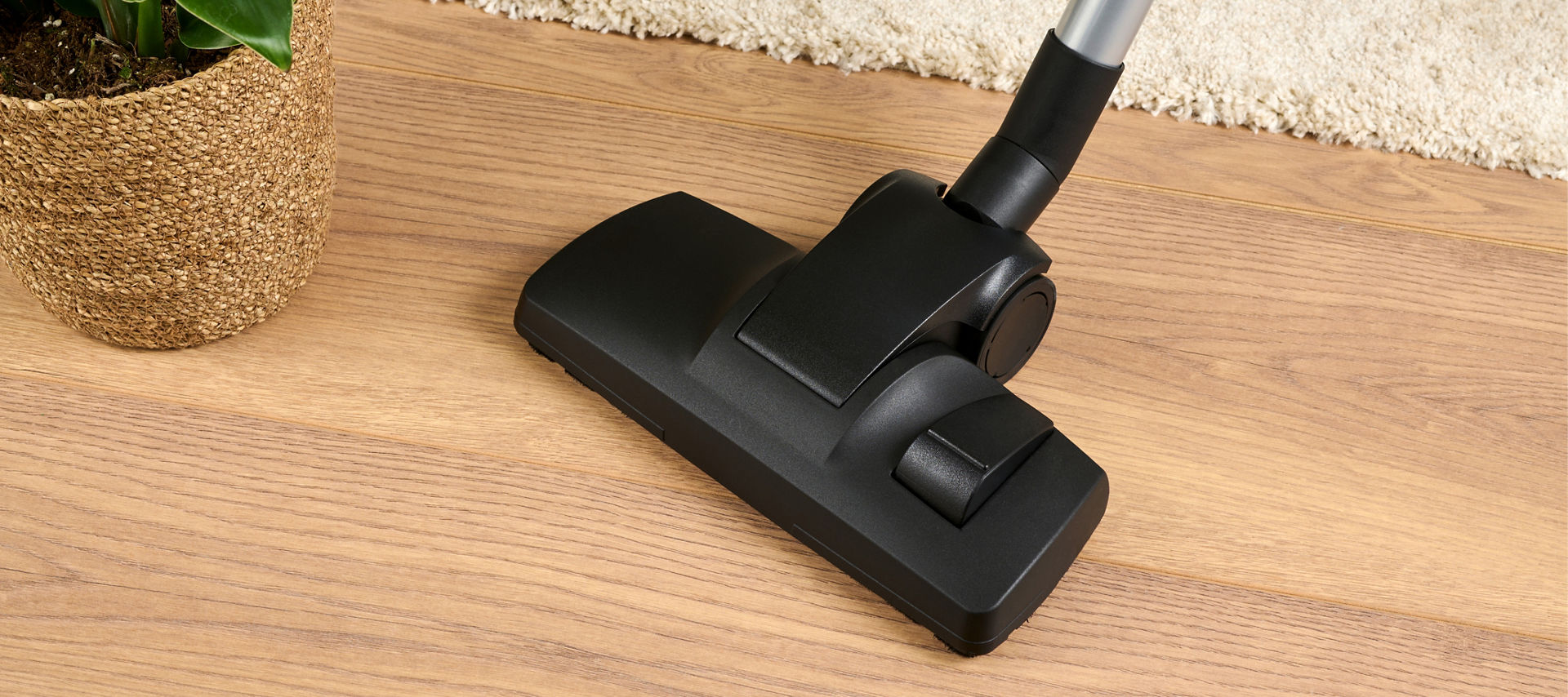 Holzboden wird mit Swirl Teppich- und Hartböden Umschaltdüse gesaugt