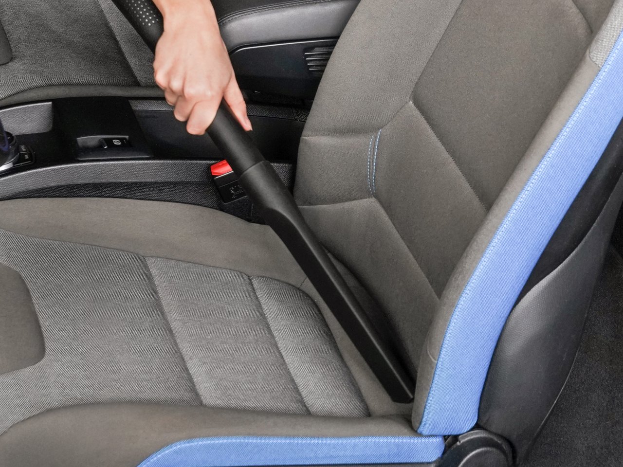 Autositz wird mit Swirl Fugenreinigungsdüse Maxi gesaugt