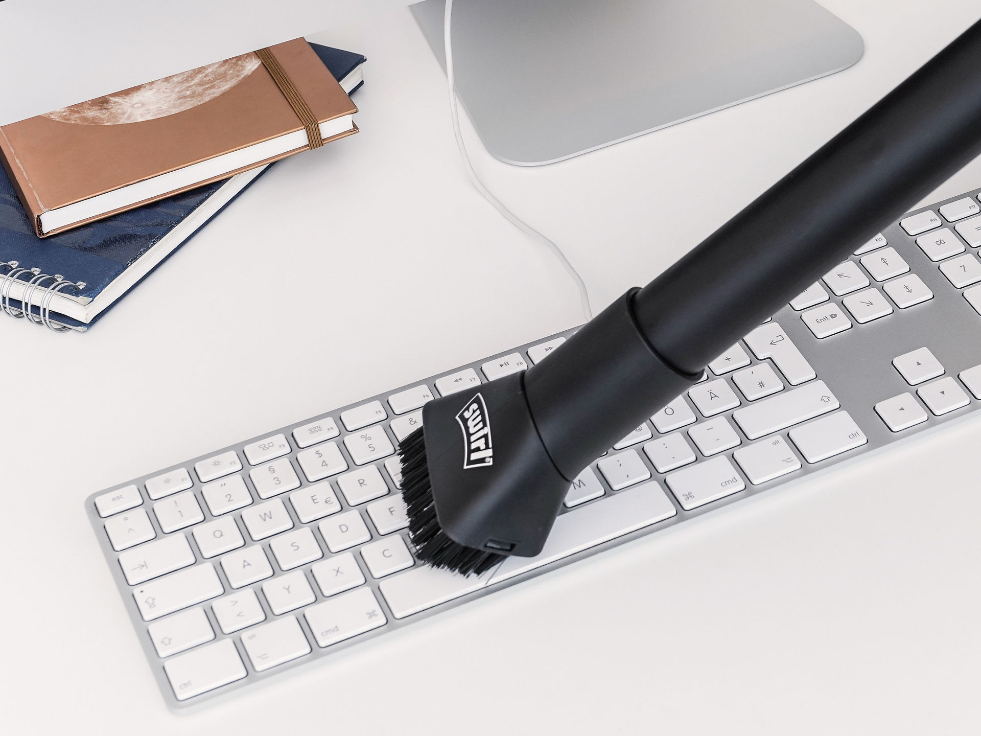 Computer-Tastatur wird mit Swirl Abstaubdüse gesaugt