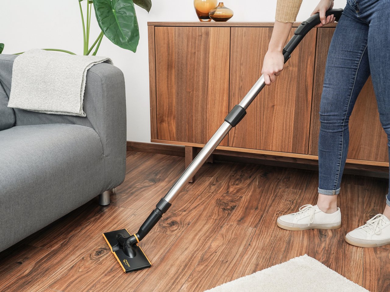 Holzboden im Wohnzimmer wird mit Swirl Parkett-Schondüse gesaugt