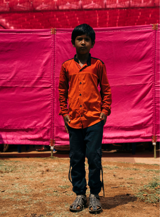 Indischer Junge mit rotem Hemd in Bangalore