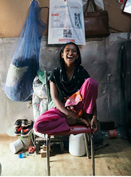 Junge Frau auf Stuhl in Bangalore