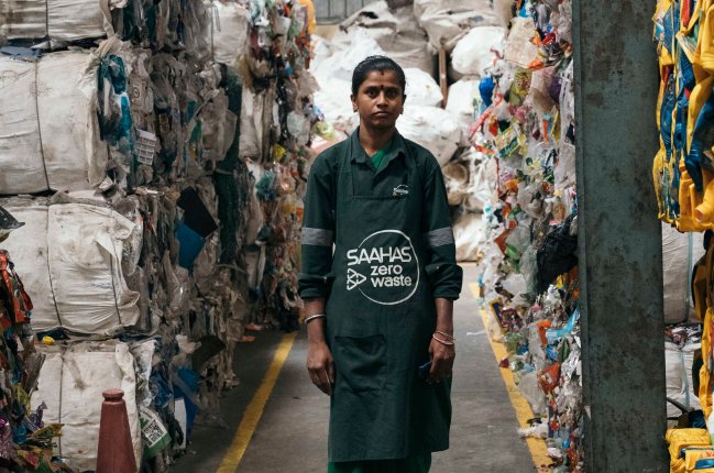 Wastepickerin von Saahas Zero Waste