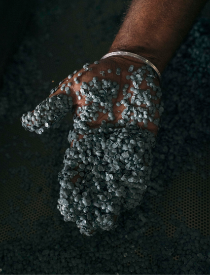 Hand mit grauem Granulat