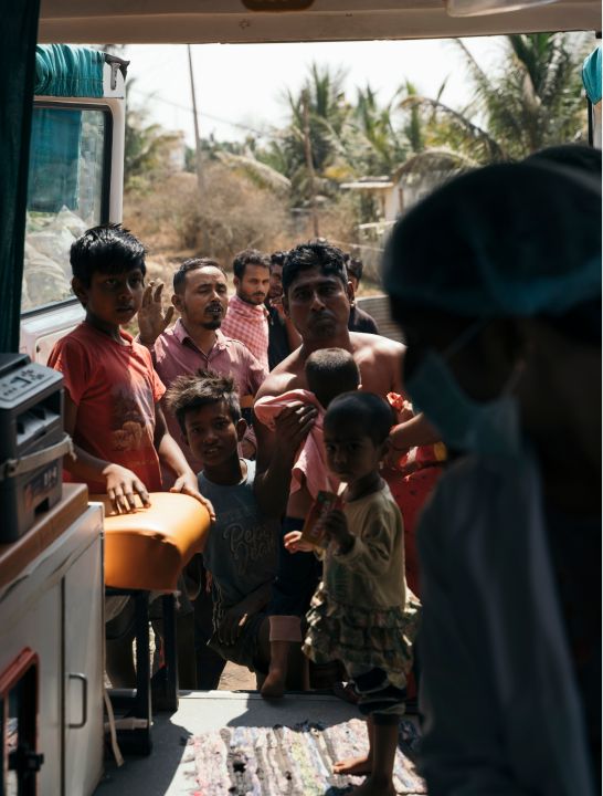 Menschenschlange vor Krankenwagen von Smile on Wheels