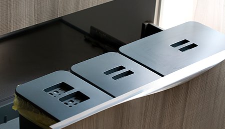 Contenedores de basura para reciclaje con compartimentos separados en una cocina moderna 