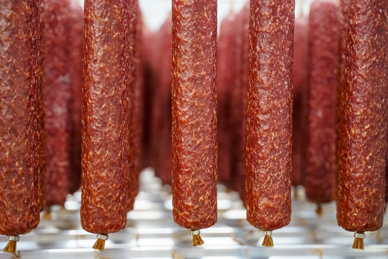 Wursthautvlies für Salamiproduktion - Salami hängend in Vlies 