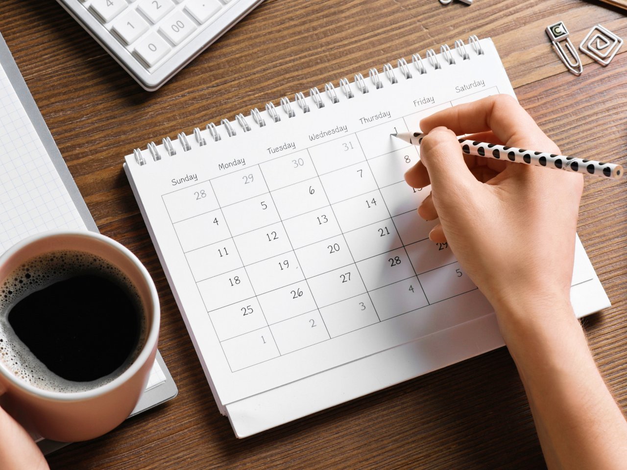 Person macht Eintrag in einem Kalender