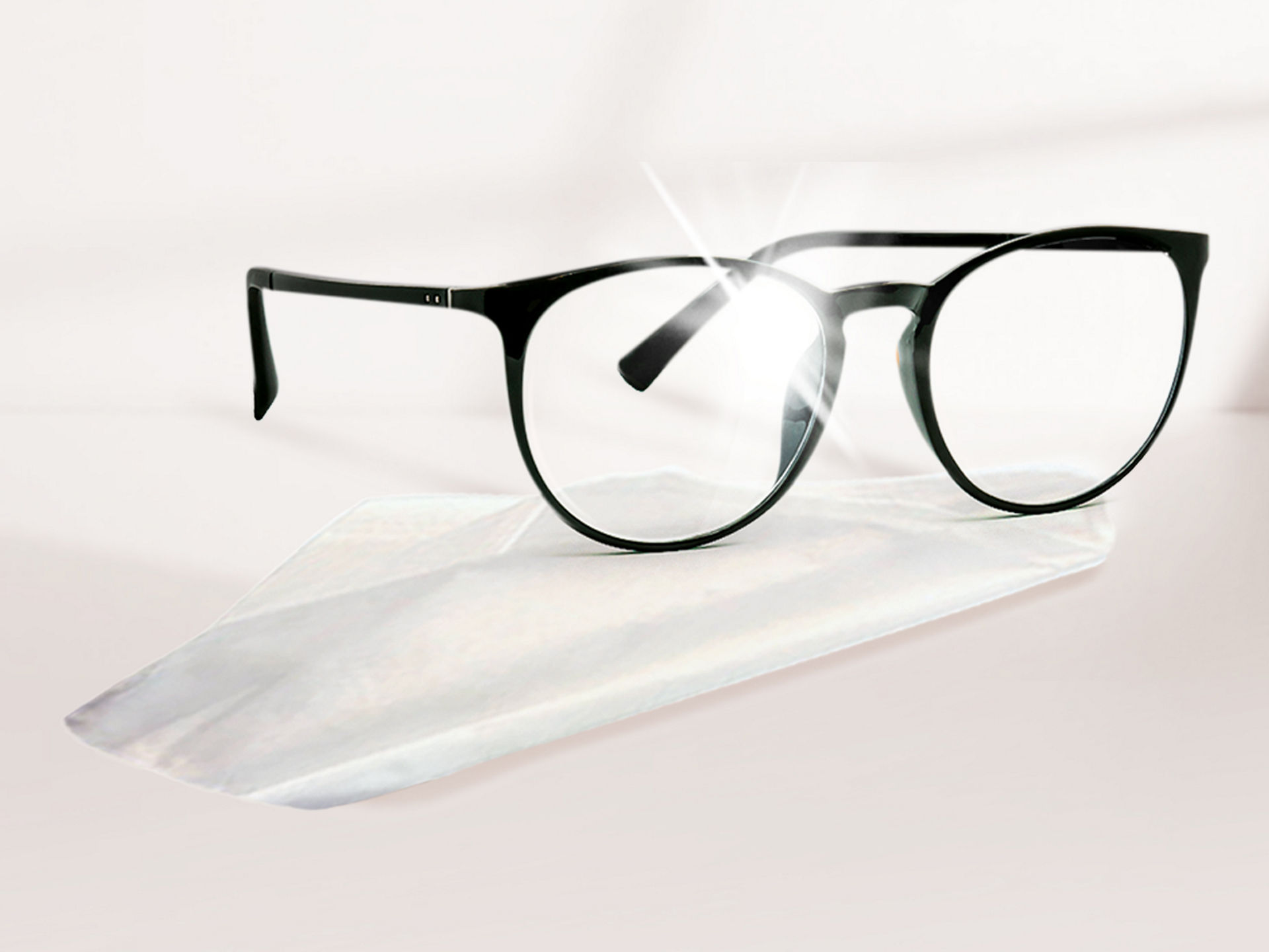 Brille liegt auf einem Swirl Brillenputztuch