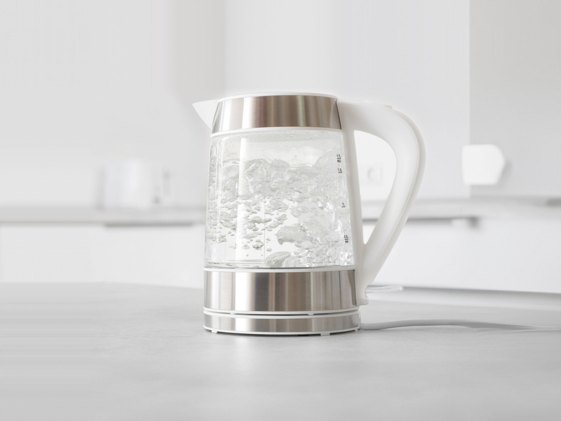 Kochender Wasserkocher steht auf einem Küchentresen
