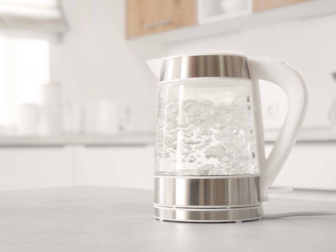 Kochender Wasserkocher steht auf einem Küchentresen