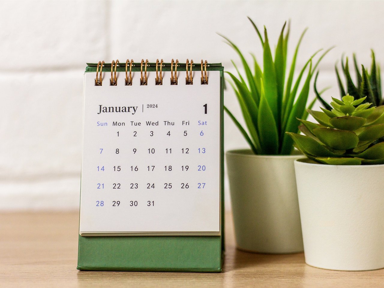 Tischkalender steht auf einem Küchentresen