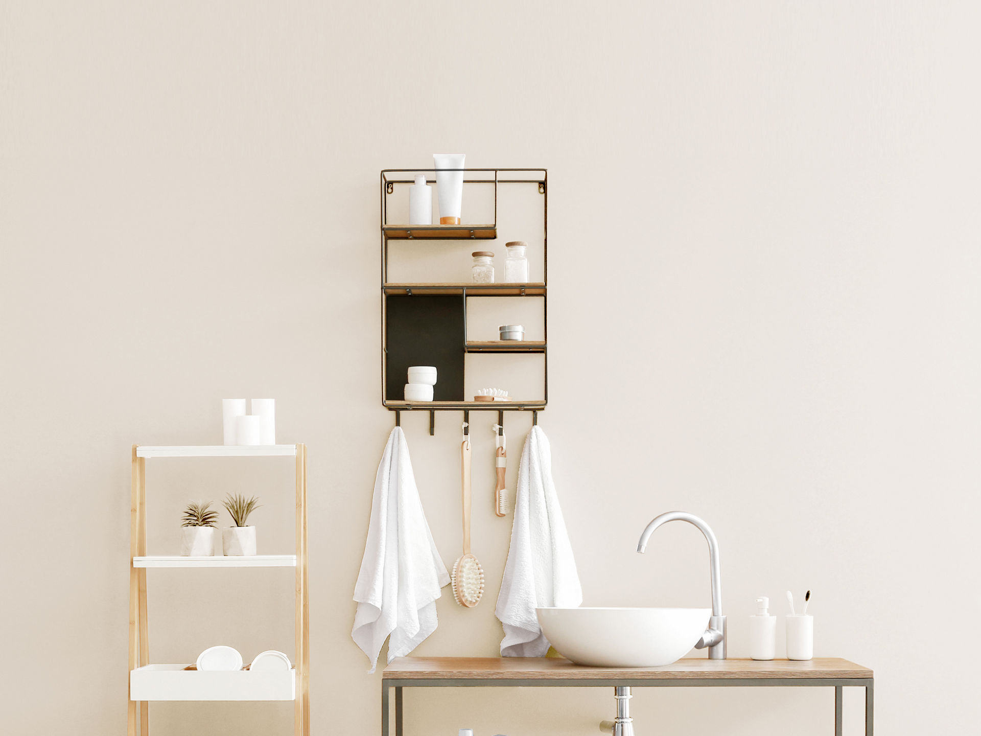 Helles Badzimmer mit Amaturen und Regalen
