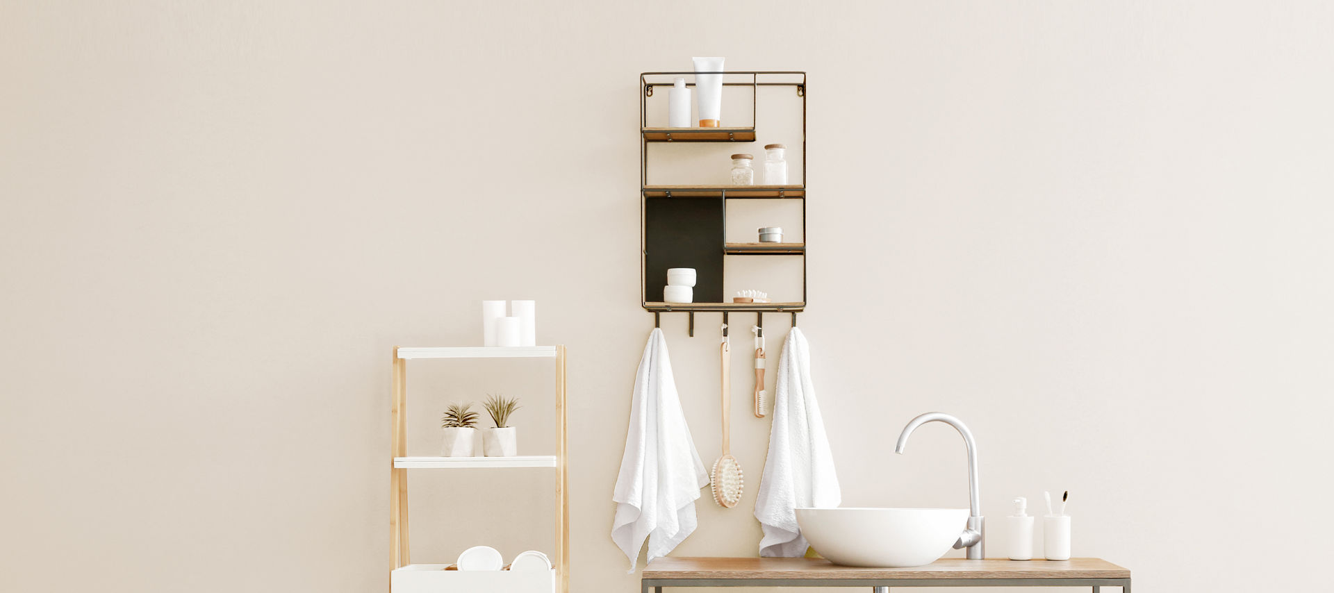 Helles Badzimmer mit Amaturen und Regalen