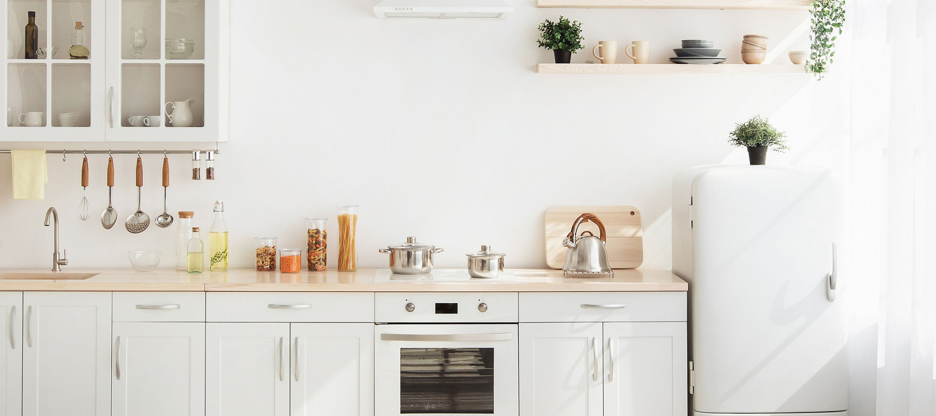 Helle Küchenzeile mit Geräten