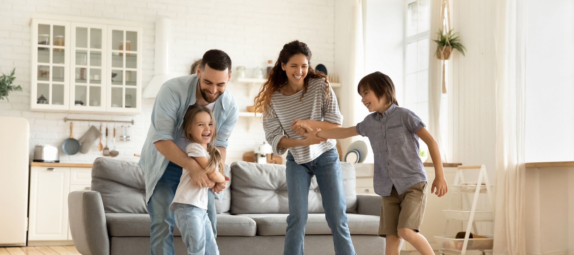 Familie hat gemeinsam Spaß im Wohnzimmer