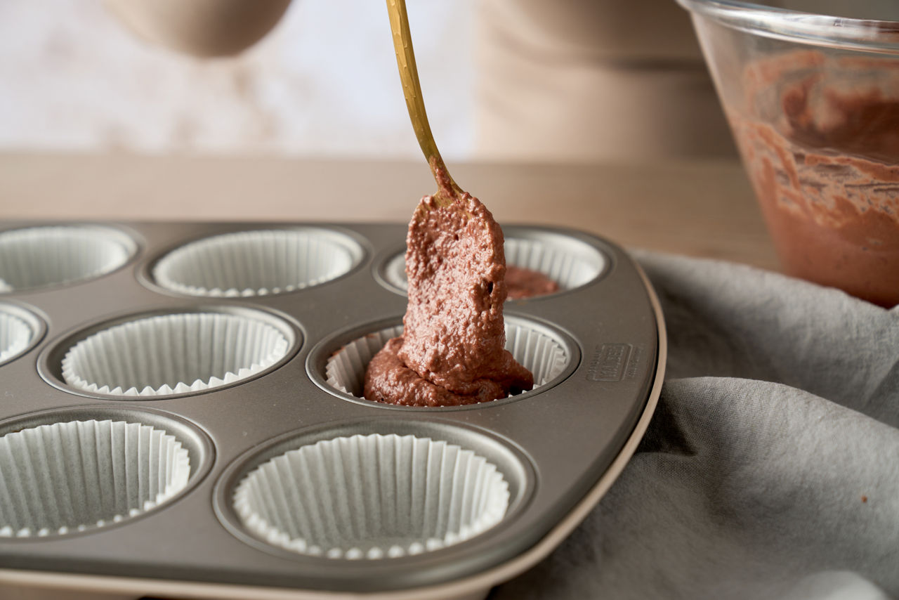 La pâte est versée dans un plat à gratin.