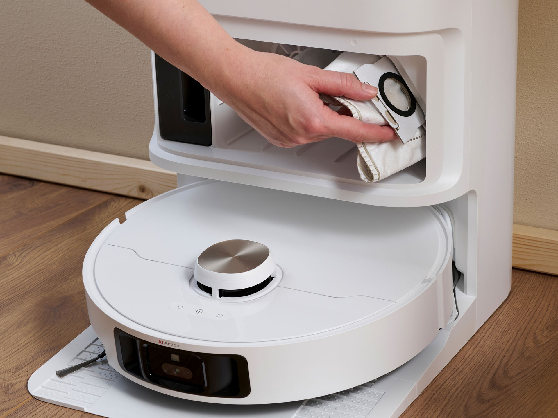 Neuer Swirl EcoPor ROB-Beutel wird in die Absaugstation eingesetzt