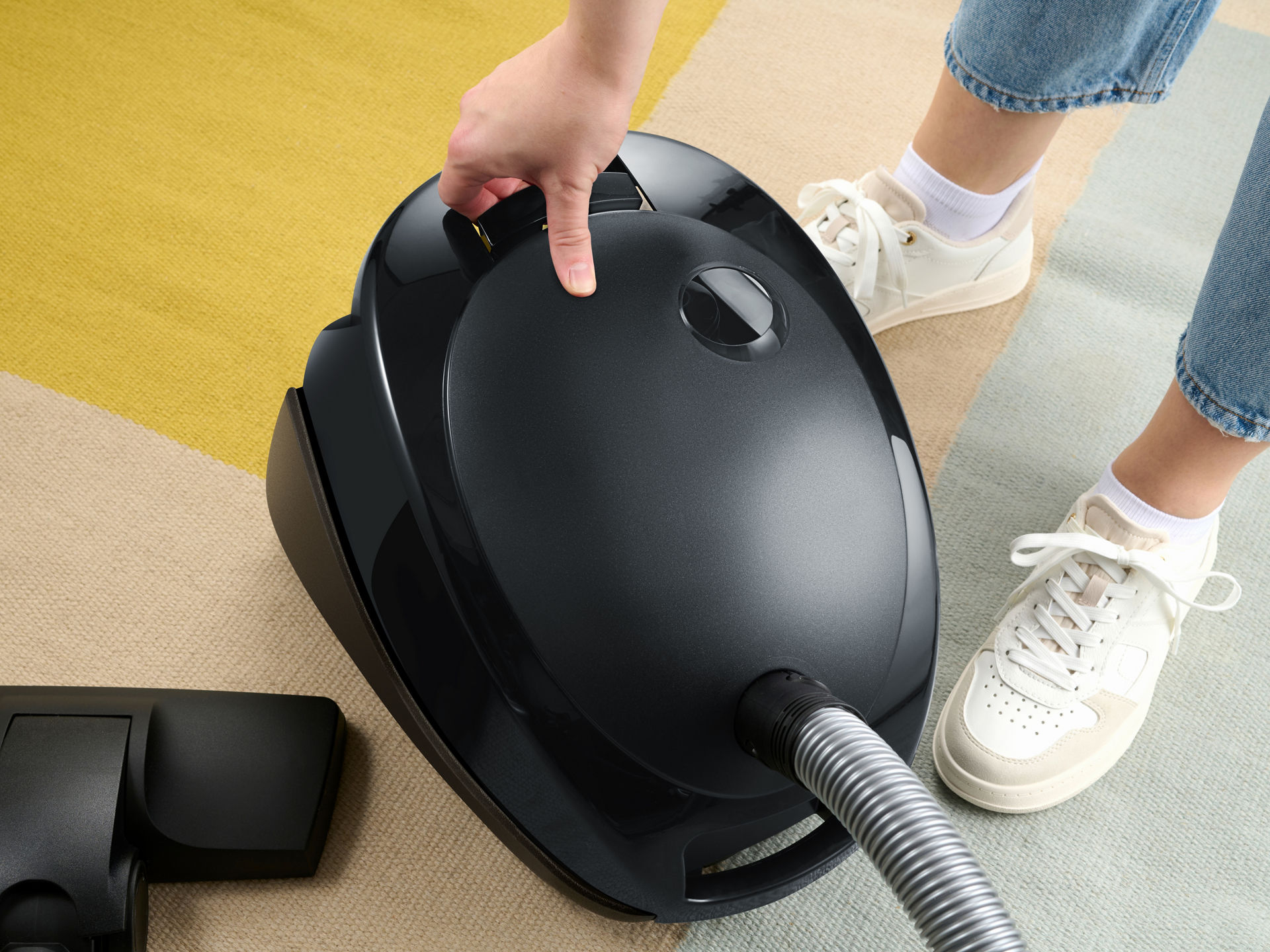 Staubsauger wird geöffnet