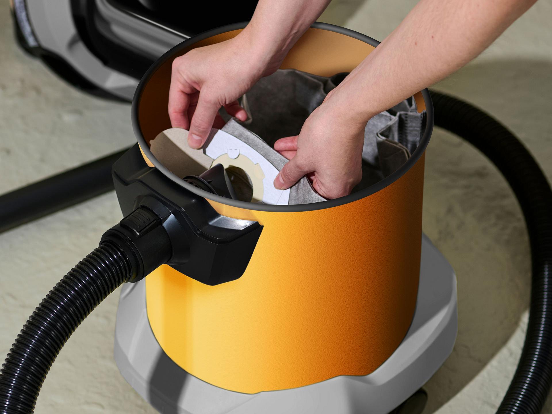 Neuer Swirl KA-Beutel wird in den Nass- und Trockensauger eingesetzt